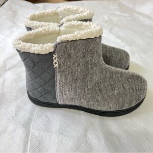 Women's Gray Quilted Slippers ISOTONER size 6.5/7 machine washable